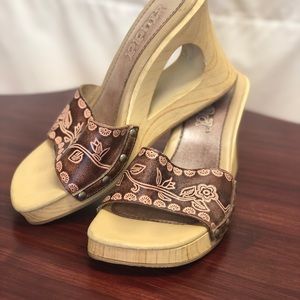 Vintage boho 90s tooled leather and wood Mudd slide wedges 6.5